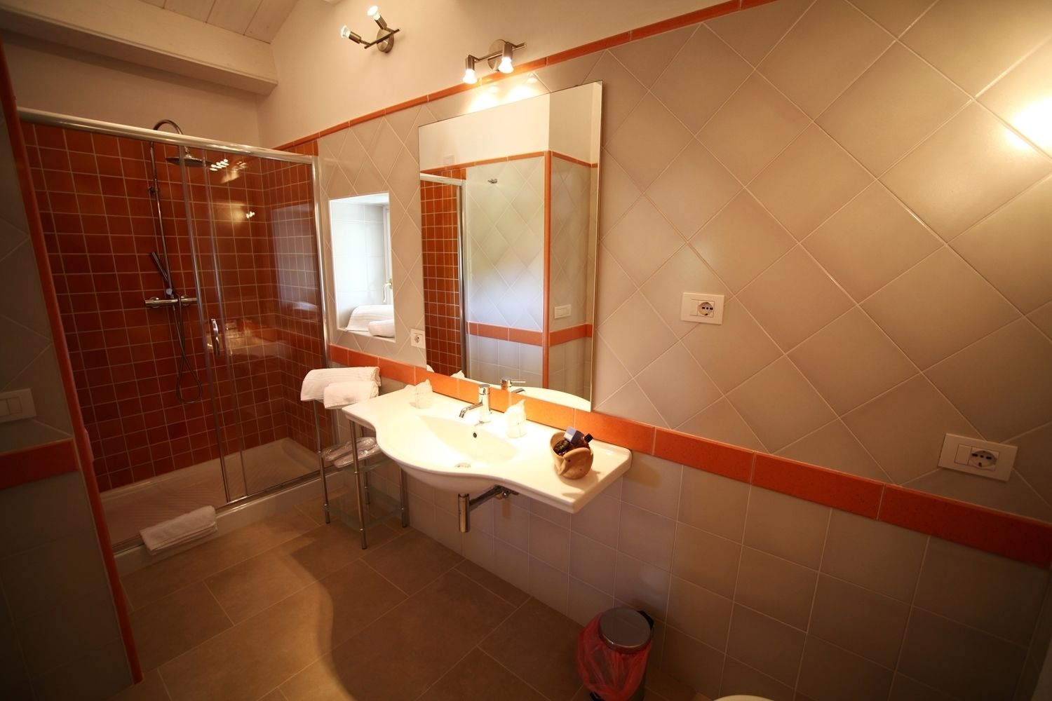 suite | bathroom | hair dryer, shampoo