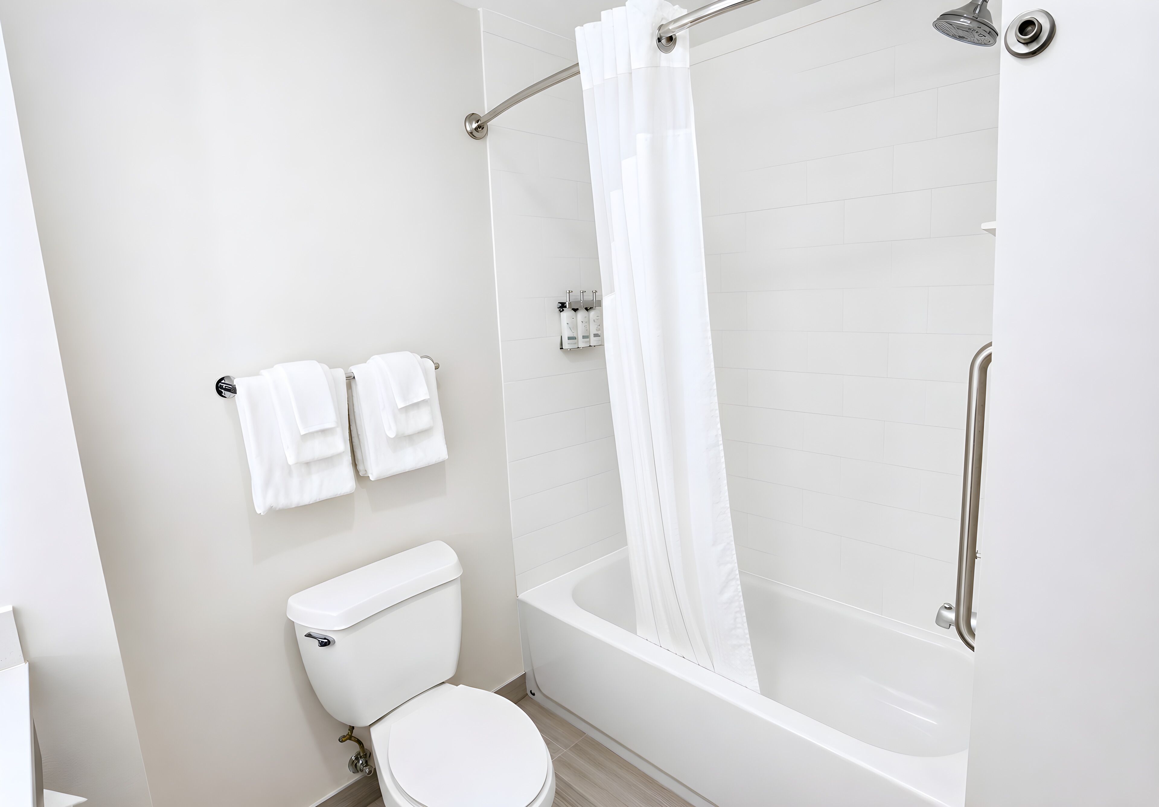 Un baño moderno con inodoro, ducha con puerta de vidrio y toallero con dos toallas.