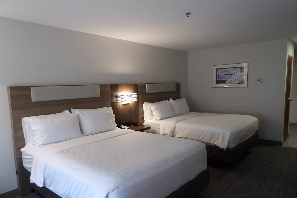 Egyptian cotton sheets, premium bedding, pillowtop beds, desk