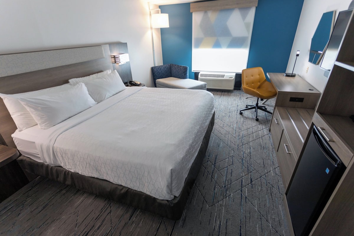 Egyptian cotton sheets, premium bedding, pillowtop beds, desk