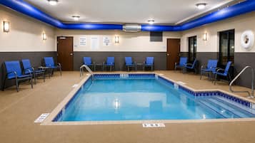 Una piscina cubierta (de 09:00 a 22:00), tumbonas