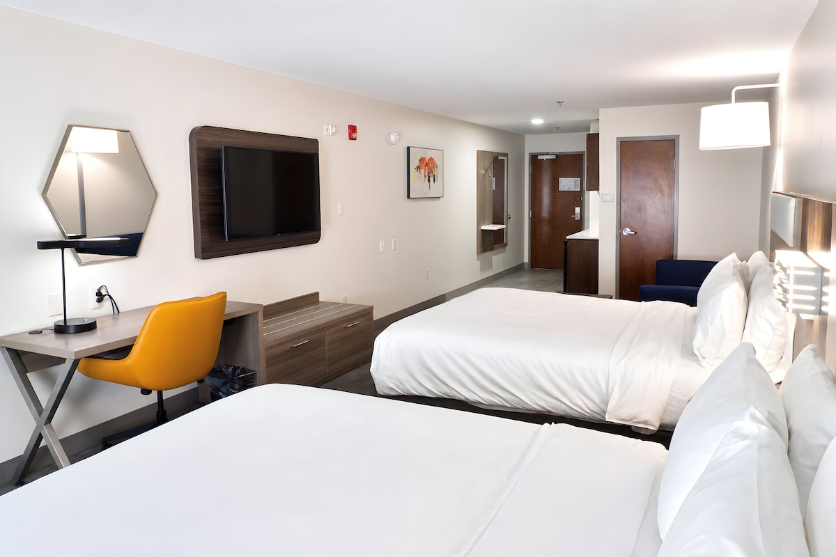 Suite, 2 camas Queen size, con acceso para personas discapacitadas (Comm, Tub) | Sábanas de algodón egipcio y ropa de cama de alta calidad