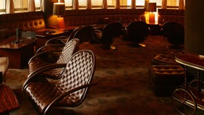 A dimly lit room with a curved ceiling adorned with string lights, leather seating, and a patterned carpet. - Castle Plaza Hotel (Nagoya)