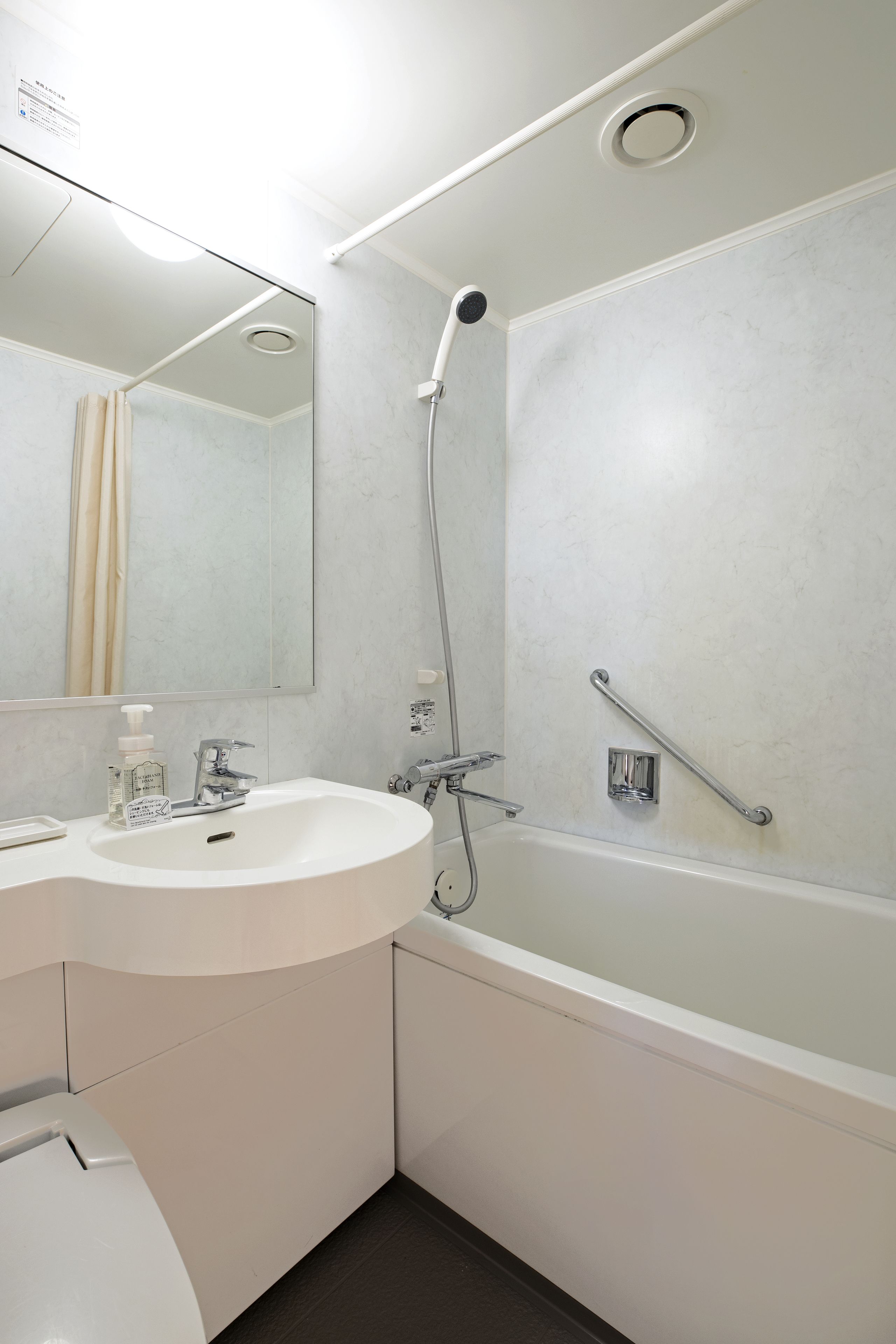 combined shower/bathtub, free toiletries, hair dryer, slippers