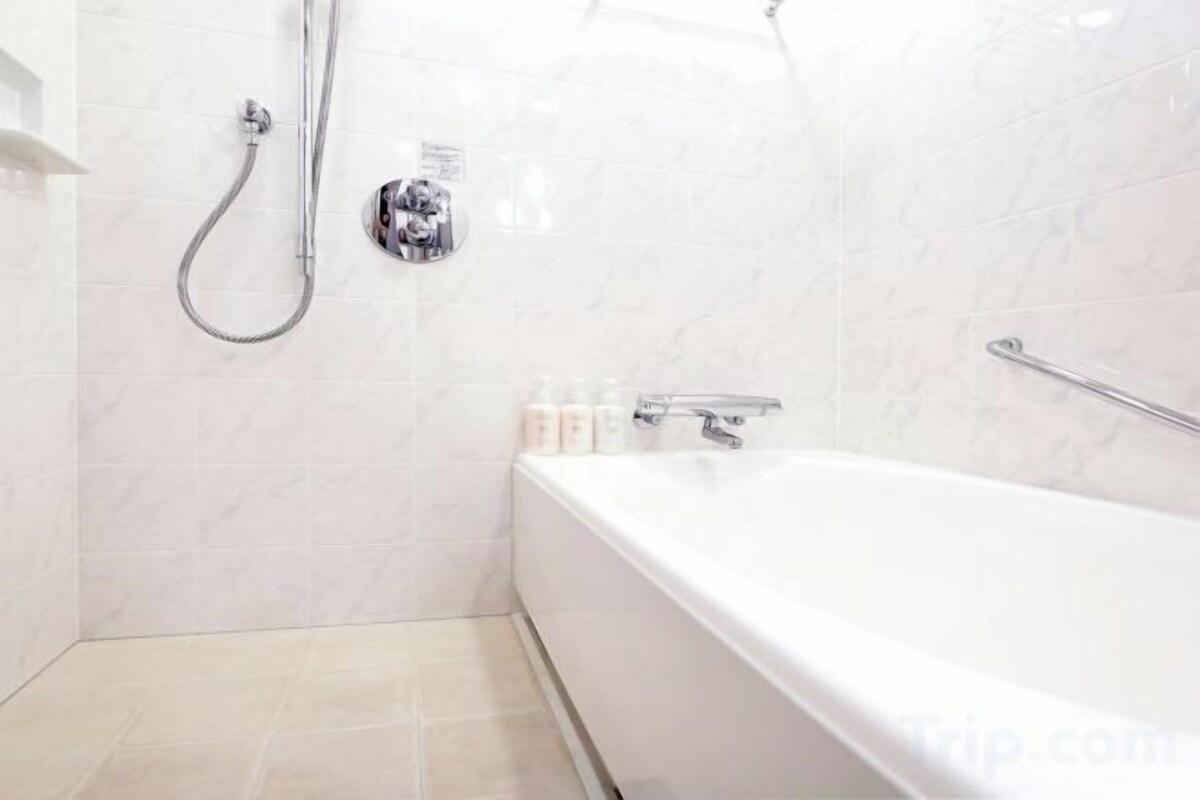 ของใช้ในห้องน้ำฟรี, ไดร์เป่าผม, รองเท้าสวมภายในห้อง