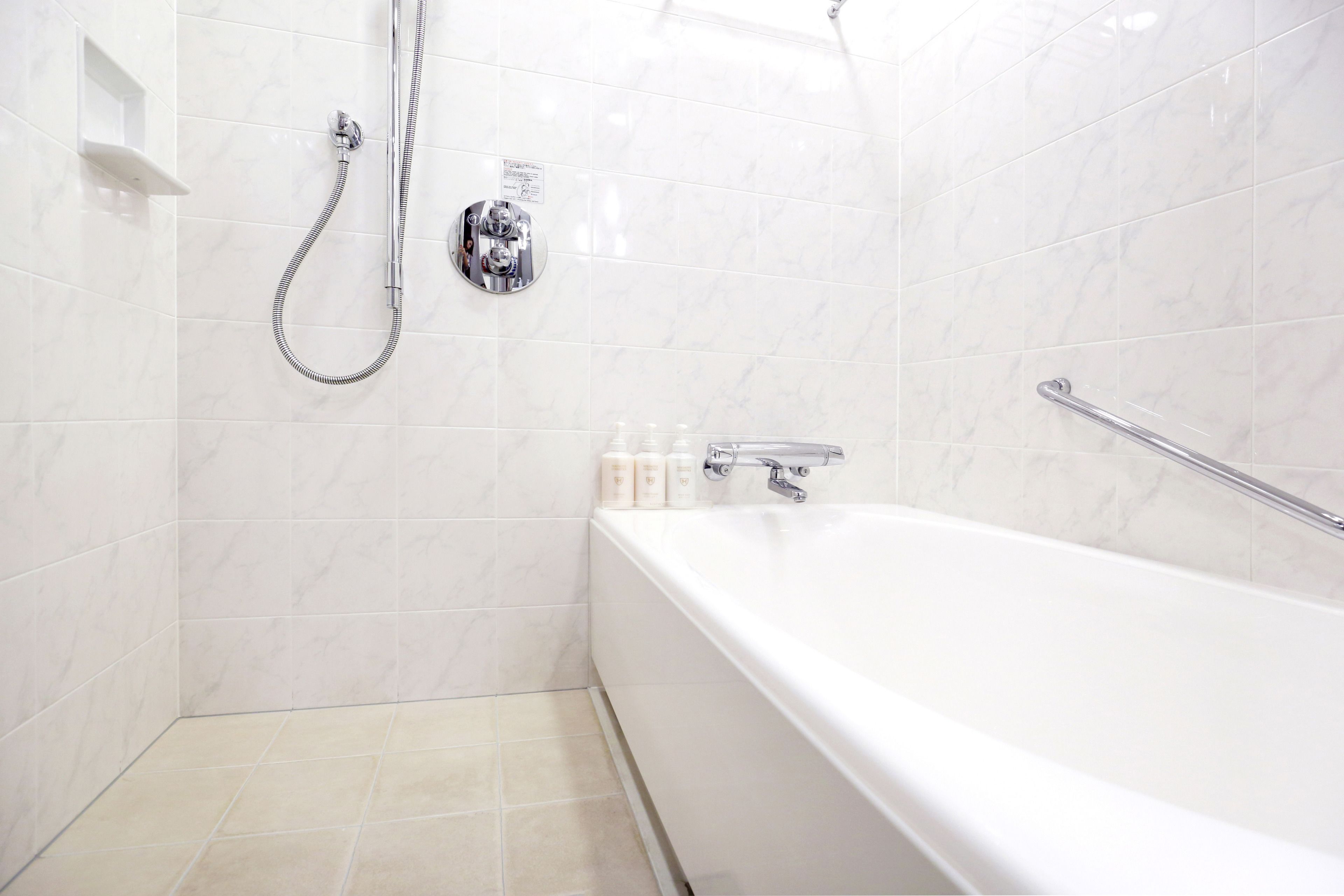 combined shower/bathtub, rainfall showerhead, free toiletries