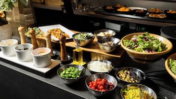Daily buffet breakfast (JPY 2640 per person)