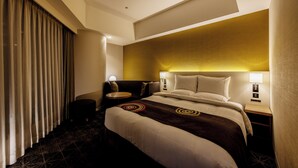 A hotel room with a large bed, a bedside table, a lamp, and a view of the outside through the curtains. - The Royal Park Hotel Fukuoka (Fukuoka)