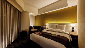 Premium Corner Double, Non Smoking | In-room safe, blackout curtains, soundproofing, iron/ironing board