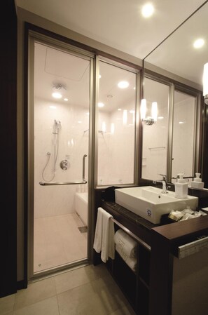 Amenidades de baño gratuitas, secadora de cabello, pantuflas 