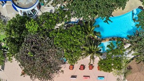 An aerial view of a beach with clear blue water, a pool, and umbrellas arranged in a grid pattern. -  Lub d Koh Tao Tanote Bay (Koh Tao)