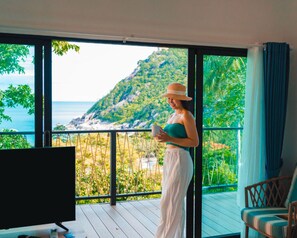 A room with a large window overlooking a mountainous landscape and the sea. -  Lub d Koh Tao Tanote Bay (Koh Tao)