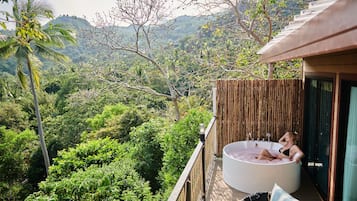 Tree Top Nest Seaview (Deluxe Bungalow with Sea View) | Balcón