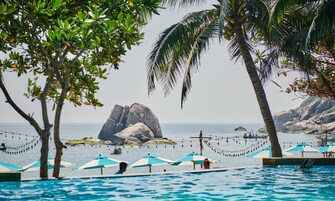 Una piscina al aire libre, sombrillas