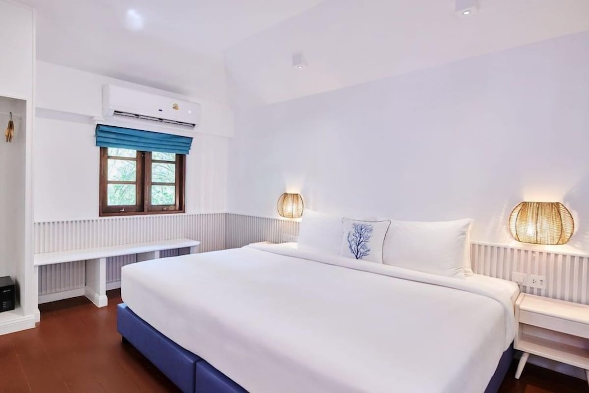 Blackout drapes, WiFi (free), bed sheets