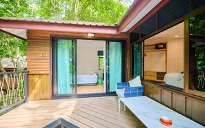 Jungle Hut (Deluxe Cottage-Private Bathroom) | ลานระเบียง/นอกชาน