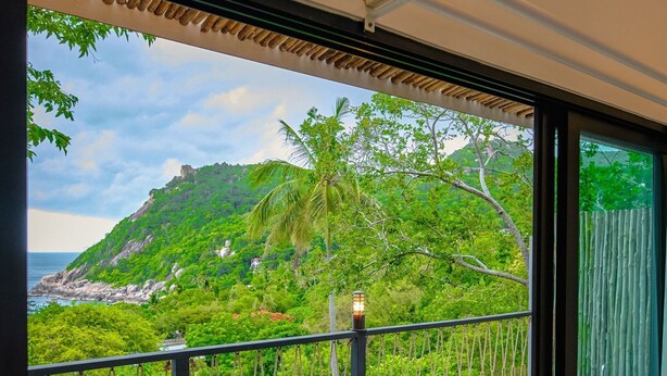 A balcony with wicker chairs, a small table, and a green bag. -  Lub d Koh Tao Tanote Bay (Koh Tao)