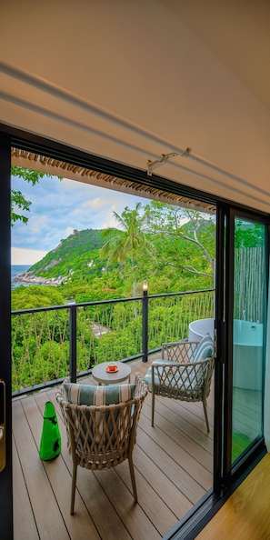Tree Top Nest Seaview (Deluxe Bungalow with Private Bathroom) | Vista a la playa o el mar