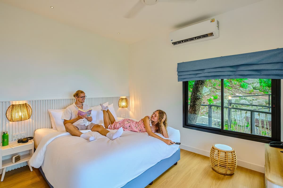 Tree Top Nest Seaview (Deluxe Bungalow with Private Bathroom) | 1 quarto, cortinas blackout, Wi-Fi de cortesia, roupa de cama