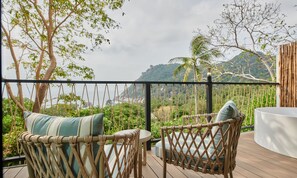 Tree Top Nest Seaview (Deluxe Bungalow with Sea View) | Balkong