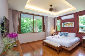 Minibar, caja de seguridad en la habitación y escritorio 