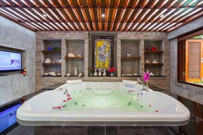 Jacuzzi Villa 2 Bedroom | Bañera de hidromasaje