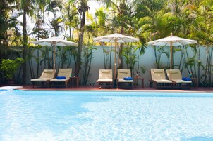 Una piscina al aire libre