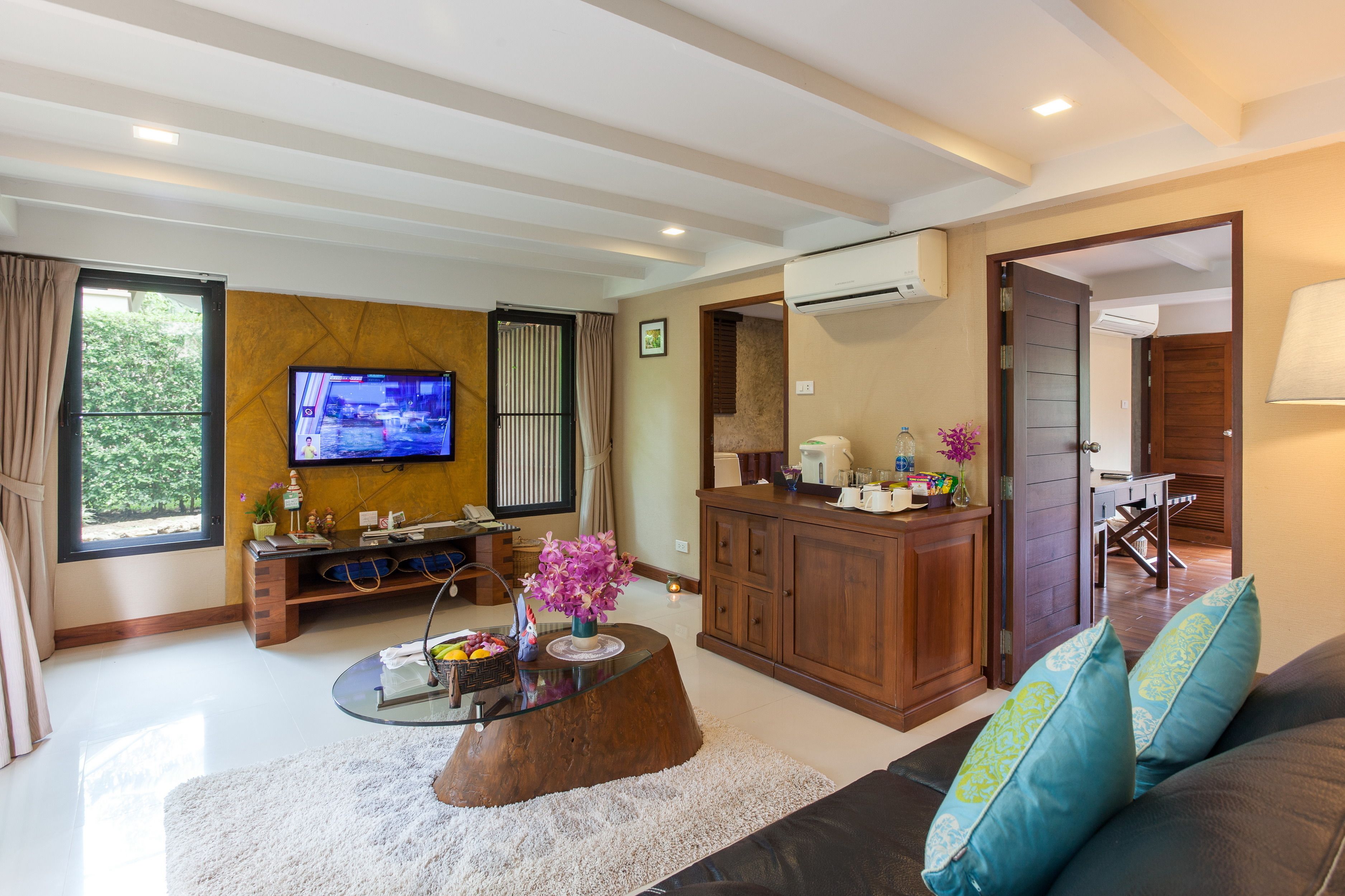 Jacuzzi Villa 2 Bedroom | Sala de estar | Televisión de 32 pulgadas con canales por cable 