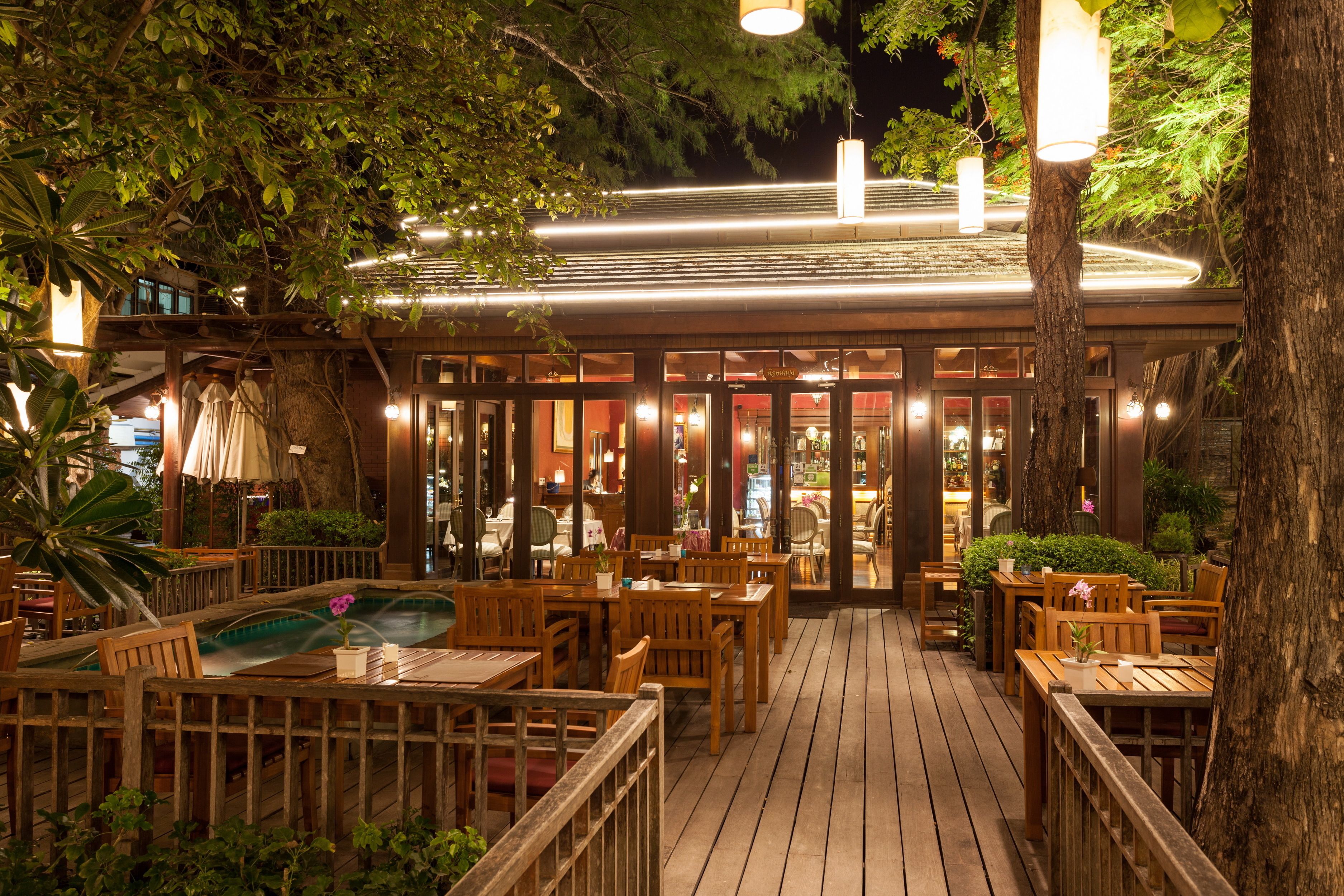 Phục vụ bữa sáng, bữa trưa, bữa tối, món ăn mang phong cách quốc tế 