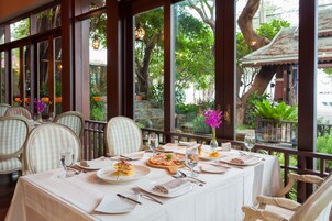 Desayuno buffet diario (THB 1000 por persona)