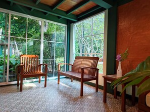 Suite, 2 habitaciones, vistas al jardín | Zona de estar | Televisión de 32 pulgadas con canales por cable