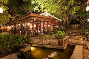 Se sirven desayunos, almuerzos y cenas; cocina internacional