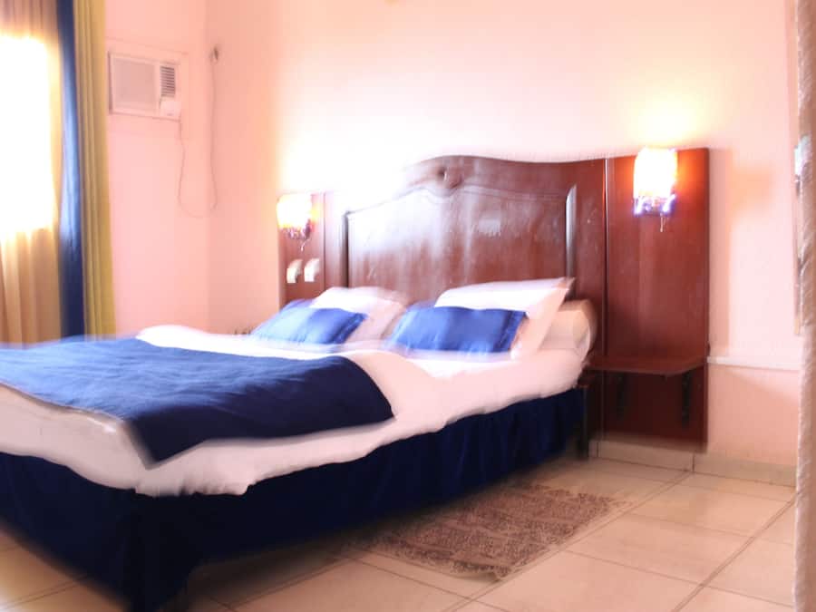 Habitación doble, bañera | Mobiliario individual y wifi gratis