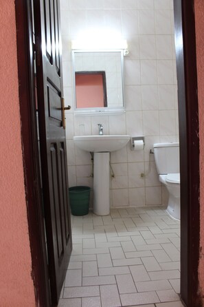 Double Room, Bathtub | Bathroom | Hair dryer, towels - Prestige Hotel (Yaoundé)
