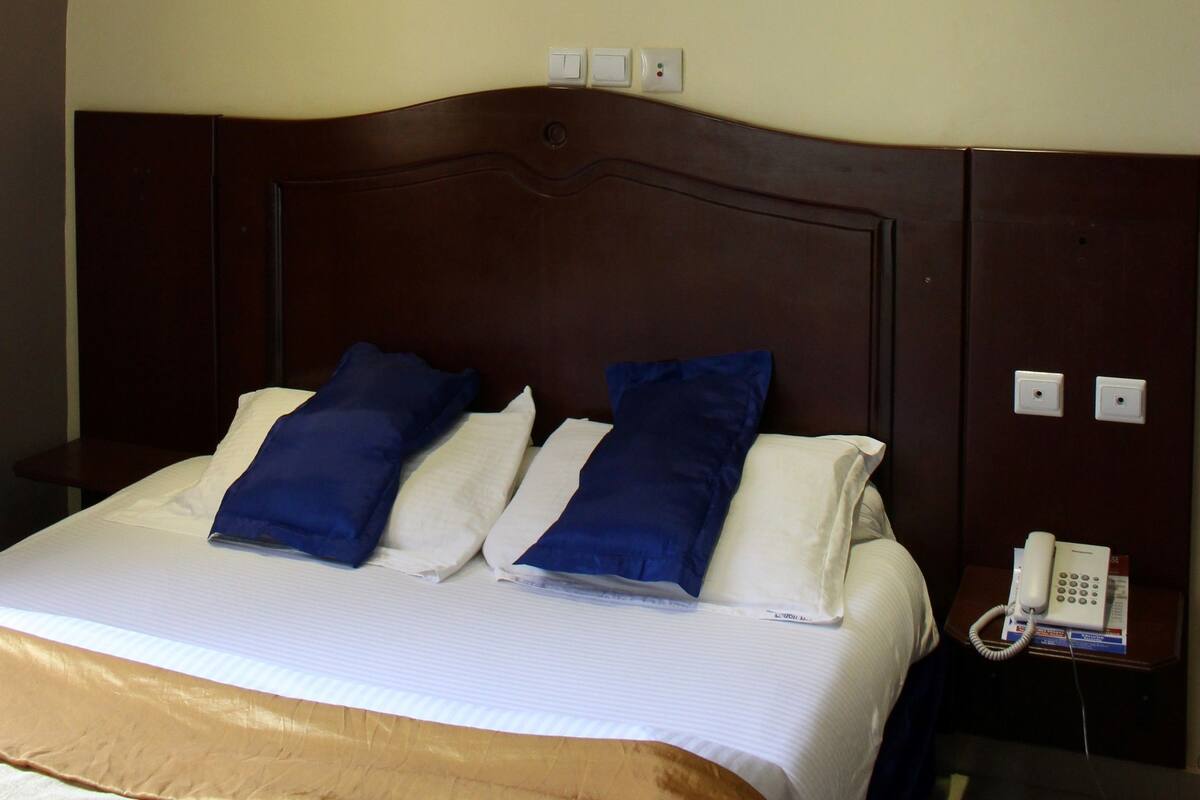 Single Room (Shower) | WiFi (free), individually furnished