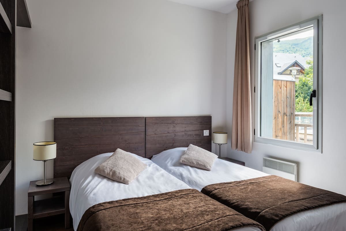 Verduisterende gordijnen, babybedden, wifi