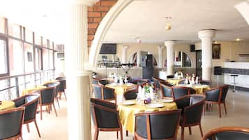 Café da manhã, almoço e jantar