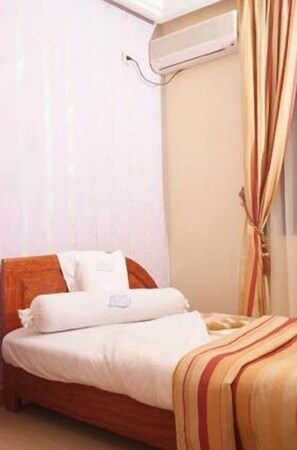 Twin Room | Individually furnished, desk, blackout drapes, free WiFi - Hotel Santa Lucia (Yaoundé)
