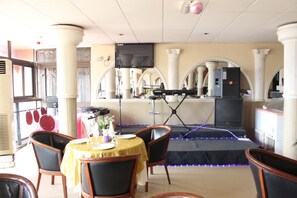 供應早餐、午餐及晚餐