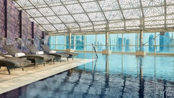 Piscine extérieure, chaises longues