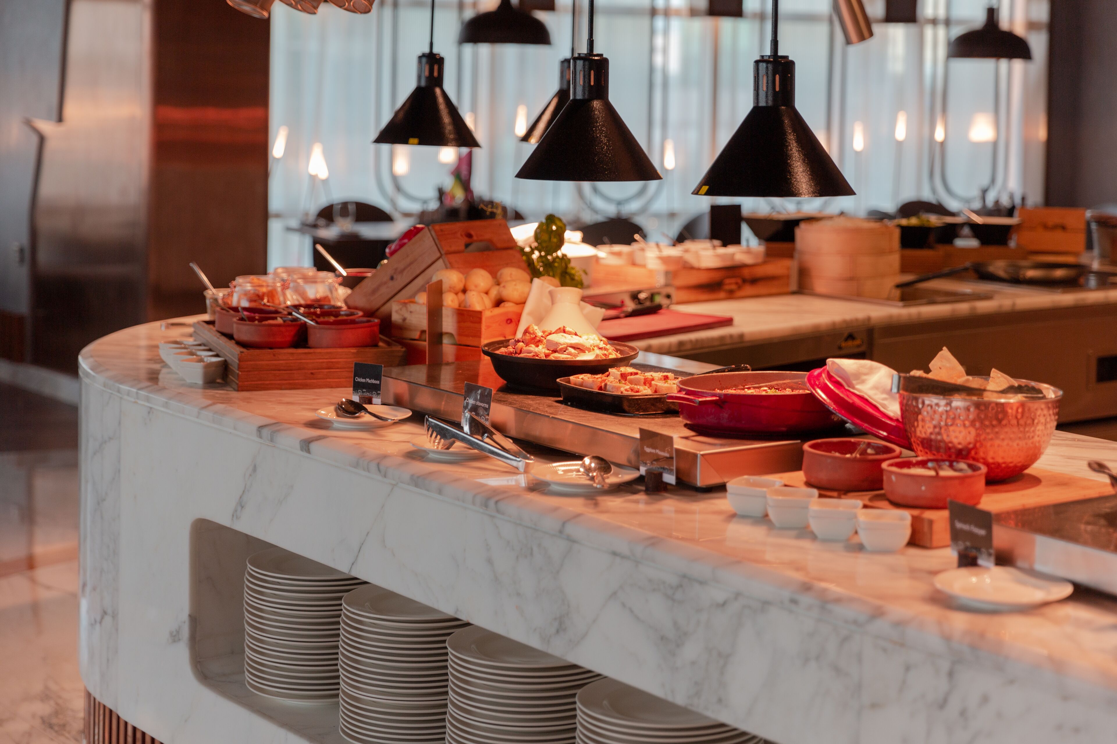 Una mesa de buffet con diferentes alimentos y utensilios.