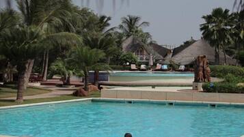 3 piscines extérieures, parasols