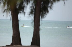 Plage privée, snorkeling, ski nautique, planche à voile