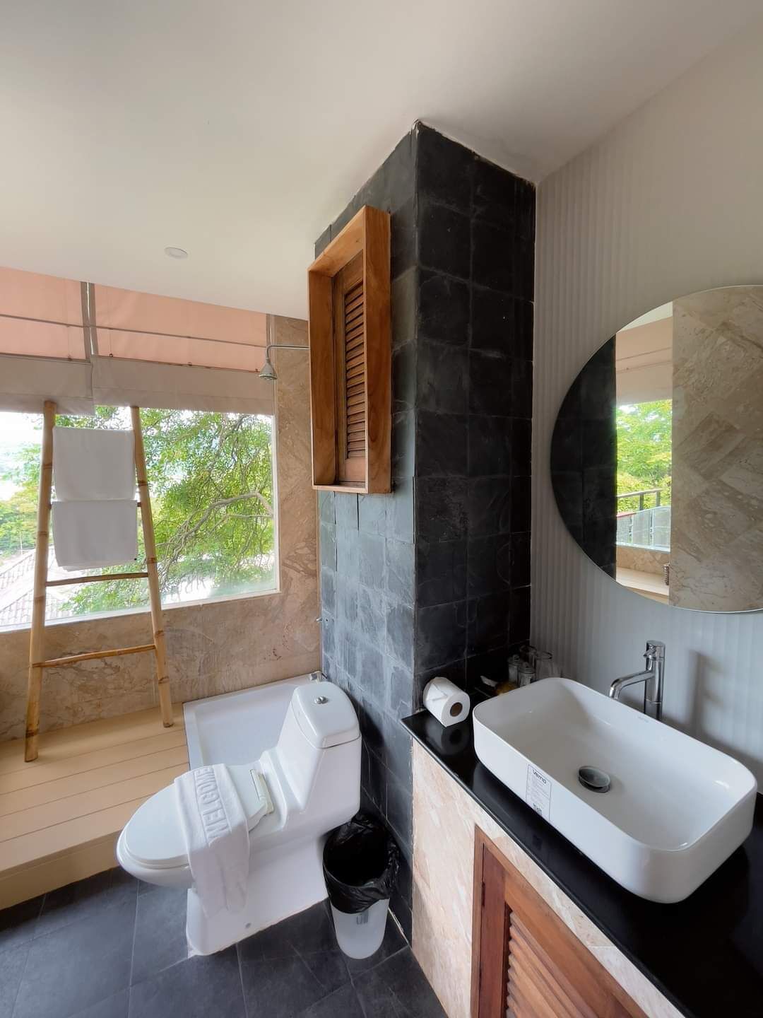 deluxe room, 1 bedroom | bathroom | shower, free toiletries, hair dryer, towels