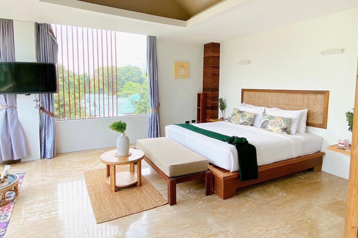 Deluxe Apartment, 1 Bedroom | 2 bedrooms, hypo-allergenic bedding, desk, free WiFi