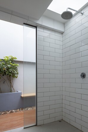 2 Bedrooms Pool Villa | Baño | Regadera, amenidades de baño gratuitas, secadora de cabello, toallas