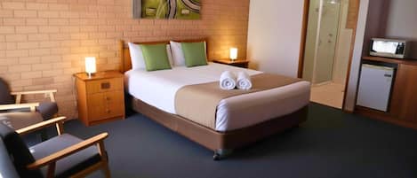 Ropa de cama de alta calidad, colchones Tempur-Pedic y escritorio