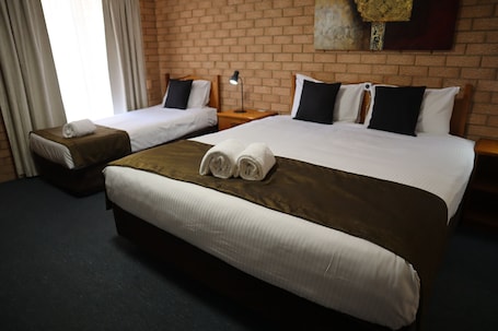 Ropa de cama de alta calidad, colchones Tempur-Pedic y escritorio