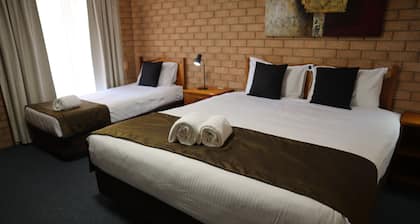 Golden Chain Aalana Motor Inn