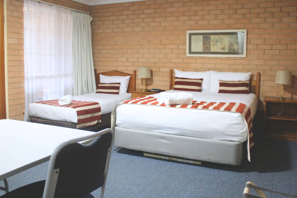 Chambre Familiale (5 People) | Literie de qualité supérieure, matelas Tempur-Pedic, bureau